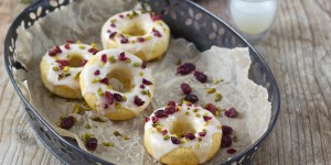 Beitragsbild des Blogbeitrags Donuts mit Cranberrys und Pistazien