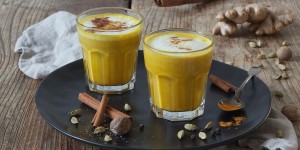 Beitragsbild des Blogbeitrags Goldene Milch – Kurkuma Latte 