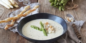 Beitragsbild des Blogbeitrags Weiße Spargelcremesuppe