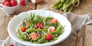 Beitragsbild des Blogbeitrags Spargel Erdbeer Salat 