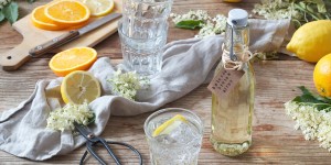 Beitragsbild des Blogbeitrags Holunderblütensirup 