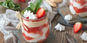 Beitragsbild des Blogbeitrags Rhabarber Erdbeer Tiramisu mit Baiser