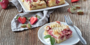 Beitragsbild des Blogbeitrags Erdbeer Rhabarber Kuchen 