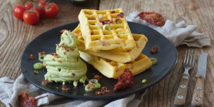 Beitragsbild des Blogbeitrags Pikante Waffeln mit Avocado-Feta-Sorbet