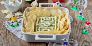 Beitragsbild des Blogbeitrags Guacamole Fußballstadion mit Crackern 