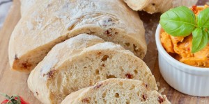 Beitragsbild des Blogbeitrags Ciabatta mit getrockneten Tomaten
