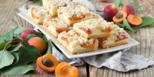 Beitragsbild des Blogbeitrags Marillen Topfenkuchen mit Streusel