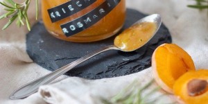 Beitragsbild des Blogbeitrags Kriecherlmarmelade mit Rosmarin 