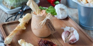 Beitragsbild des Blogbeitrags Schafskäsedip mit getrockneten Tomaten