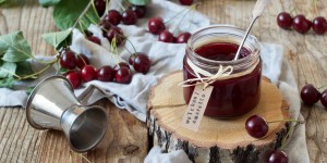 Beitragsbild des Blogbeitrags Weichselmarmelade mit Amaretto 