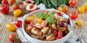 Beitragsbild des Blogbeitrags Panzanella Salat mit Pfirsichen 