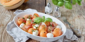 Beitragsbild des Blogbeitrags Melonensalat mit Prosciutto und Mozzarella
