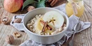 Beitragsbild des Blogbeitrags Porridge mit Apfelmus, Walnüssen und Zimt