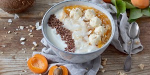 Beitragsbild des Blogbeitrags Frühstücks-Bowl mit Haferflocken, Marillen und Kokos 