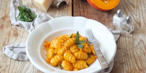 Beitragsbild des Blogbeitrags Kürbis Gnocchi mit Salbeibutter