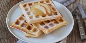 Beitragsbild des Blogbeitrags Belgische Waffeln mit hausgemachtem Apfelmus serviert