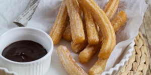 Beitragsbild des Blogbeitrags Churros mit Schokoladensauce