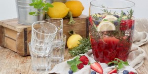 Beitragsbild des Blogbeitrags Alkoholfreie Beeren Bowle
