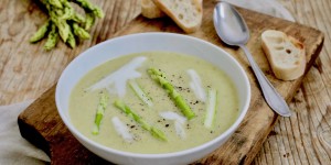 Beitragsbild des Blogbeitrags Grüne Spargelcremesuppe