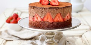 Beitragsbild des Blogbeitrags Schokomousse-Torte mit Erdbeeren