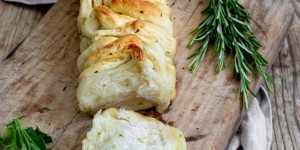 Beitragsbild des Blogbeitrags Zupfbrot mit Kräuterbutter