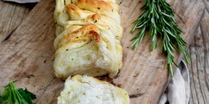 Beitragsbild des Blogbeitrags Zupfbrot mit Kräuterbutter 