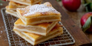 Beitragsbild des Blogbeitrags Apfelschlangerl – Gedeckter Apfelkuchen aus Topfenteig 