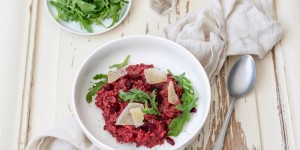 Beitragsbild des Blogbeitrags Rote Rüben Risotto mit Rucola und Parmesan