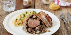 Beitragsbild des Blogbeitrags Lungenbraten im Speckmantel gefüllt mit Champignons