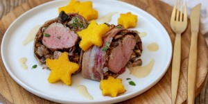 Beitragsbild des Blogbeitrags Lungenbraten im Speckmantel gefüllt mit Champignons mit Polenta-Sternen und Weißweinschaum