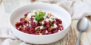 Beitragsbild des Blogbeitrags Rote Rüben Risotto mit Feta und Walnüssen
