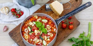 Beitragsbild des Blogbeitrags Italienischer Gemüseeintopf – Vegetarische Minestrone 