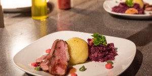 Beitragsbild des Blogbeitrags Gegrillte Entenbrust mit Erdäpfelknödel und Mandarinen-Rotkraut