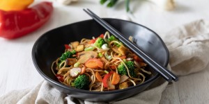 Beitragsbild des Blogbeitrags Asiapfanne – Eiernudeln mit Gemüse und Tofu aus dem Wok