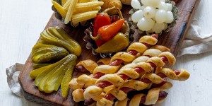 Beitragsbild des Blogbeitrags Würstchen im Schlafrock – Salami Sticks im Schlafrock und Salami Pralinen im Schlafrock