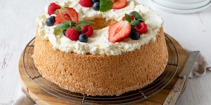 Beitragsbild des Blogbeitrags Angel Food Cake – luftiger Kuchen zur Eiweißverwertung 