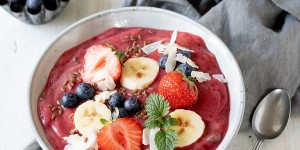 Beitragsbild des Blogbeitrags Erdbeer Smoothie Bowl