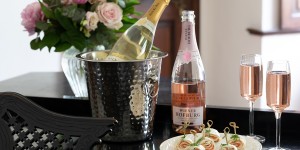 Beitragsbild des Blogbeitrags Lachs-Frischkäse-Röllchen serviert mit Wiener Hofburg Sekt