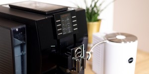 Beitragsbild des Blogbeitrags Professionelle Reinigung vom JURA Kaffeevollautomaten zuhause