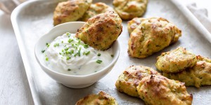 Beitragsbild des Blogbeitrags Zucchini Kroketten mit Joghurt-Kräuter-Dip