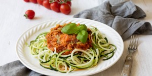 Beitragsbild des Blogbeitrags Zoodles mit Gemüsebolognese 