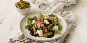Beitragsbild des Blogbeitrags Blattsalat mit eingelegtem Spargel, Rohschinken und Burrata 