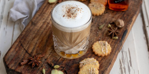 Beitragsbild des Blogbeitrags Coffee Chai Latte mit Karamellsirup 