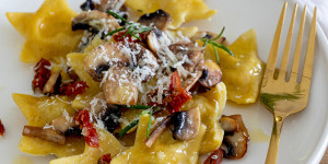 Beitragsbild des Blogbeitrags Sternravioli mit Pilzen, Ziegenfrischkäse und getrockneten Tomaten