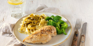 Beitragsbild des Blogbeitrags Gebratene Maishendlbrust mit Brokkoli und Tagliatelle mit Pistazien-Oberssauce