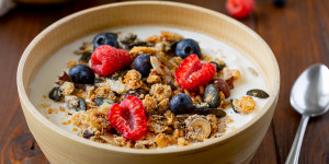 Beitragsbild des Blogbeitrags Low Carb Knuspermüsli mit Nüssen – Low Carb Granola mit Nüssen