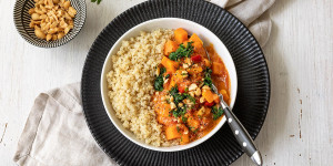 Beitragsbild des Blogbeitrags Süßkartoffel-Kokos-Curry mit Spinat