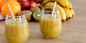 Beitragsbild des Blogbeitrags Smoothie mit Banane, Kiwi, Apfel und Orange
