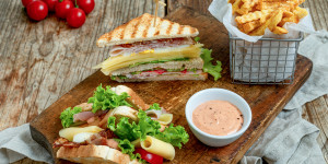 Beitragsbild des Blogbeitrags Club Sandwich mit Schinken und knusprigem Speck
