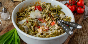 Beitragsbild des Blogbeitrags Gebackener Feta mit Bärlauchnudeln – Baked Feta Pasta mit Bärlauchnudeln